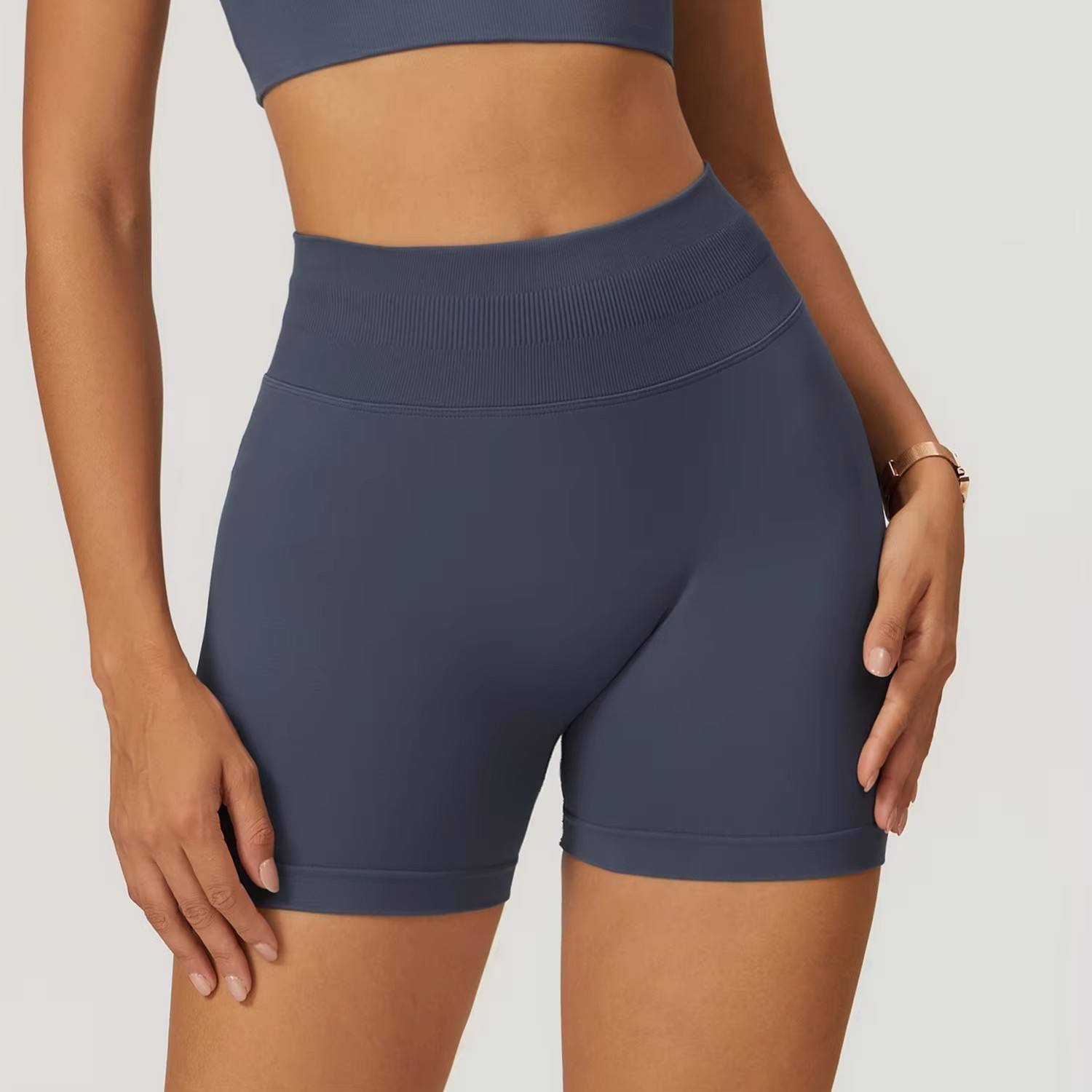 สีเทาอมน้ำเงิน