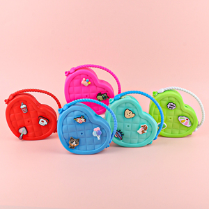 Bolso Bandolera <span class=keywords><strong>de</strong></span> Silicona para Niños a la Moda - Mini Bolso <span class=keywords><strong>de</strong></span> Cadena con Forma <span class=keywords><strong>de</strong></span> Corazón, Dijes <span class=keywords><strong>de</strong></span> Dibujos Animados Desmontables y Flores para Zapatos - Product Image 4