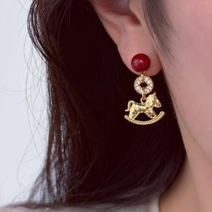 Boucles d'oreilles pendantes en alliage de zinc avec strass en cristal, motif cheval rouge, pour femme - Product Image 1