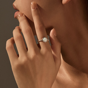แหวนเงินแท้ S925 ประดับโอปอล ดีไซน์หรูหรา ประดับเพชรแบบ Pave Setting ทรง Halo คลาสสิก สำหรับผู้หญิง เหมาะสำหรับเป็นแหวนหมั้น - Product Image 3