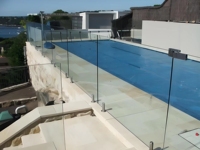 Balustrade en verre sans cadre en acier inoxydable SUS304/SUS316 pour balcon intérieur/extérieur d'appartement moderne personnalisé YMC