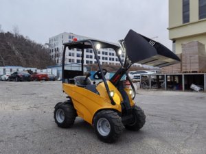 Mini-chargeuses sur pneus fabriquées en Chine à vendre, capacité de charge 500 kg, 4 moteurs hydrauliques, chargeuses sur pneus économiques pour la ferme et le pâturage - Product Image 1