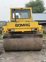 Rouleau compresseur vibrant à double tambour d'occasion Bomag BW202AHD-2, moteur diesel Honda, force de compression 28KN, modèle 2004, en excellent état