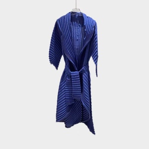 Nouvelle Arrivée Manteau Plissé Miyake Vert Uni Ample Style Japonais pour Femme avec Col Ouvert Trench Long Décontracté - Product Image 3
