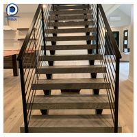Escalier droit moderne d'intérieur avec marches en bois massif et structure en acier pour usage résidentiel