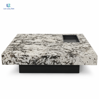 Table basse carrée en quartzite Luca Patagonia |   Plateau en pierre veinée de cristal noir poli avec socle noir mat, sur mesure pour villa et hôtel