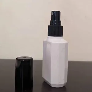 Botella de plástico blanco sólido de 50ml, boquilla de pulverización negra, botella de pulverización de niebla fina hexagonal con tapa negra