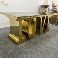 Table de salle à manger NIKA de luxe avec lettres dorées brillantes LOVE, structure en acier inoxydable et plateau en verre, idéale pour les mariages, les événements et les fêtes