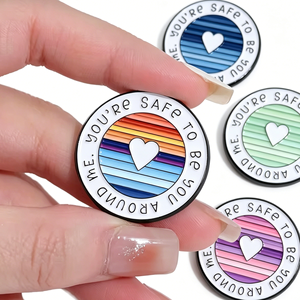Nuova Tendenza 2026: <span class=keywords><strong>Badge</strong></span> in Metallo Personalizzato con Stampa Letterpress, Pin in Smalto 3D 'You're Safe to Be You Me' Cuore Arcobaleno, Vendita all'Ingrosso - Product Image 1