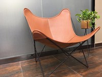 Chaise papillon pliable avec structure en métal, revêtement en cuir, acier thermolaqué C
