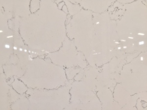 Plan de travail de cuisine moderne en pierre Calacatta blanc avec rayures dorées, base blanche avec points de verre, grande dalle, Vietnam - Product Image 6