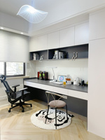 Bureau d'ordinateur autoportant personnalisé avec bibliothèque et rangement dissimulé pour espace de travail compact à domicile, chambre ou bureau