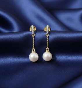 Pendientes colgantes de perlas y diamantes con brillo de oro de 18 quilates - Product Image 1