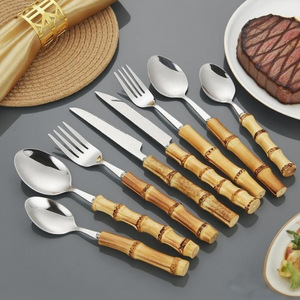 Juego de cubiertos de acero inoxidable 304 con mango de bambú y acabado pulido a espejo para uso en hoteles y restaurantes - Product Image 1