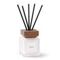 Diffuseur de parfum d'intérieur minimaliste en verre avec bouchon carré en bois massif et bâtonnets diffuseurs en rotin noir à fibres, dégradé personnalisé