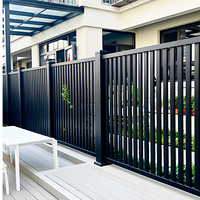 Portail décoratif en aluminium moulé avec pointe en forme de lance, clôture de sécurité pour entrée de grande propriété avec motifs de crête élaborés personnalisables