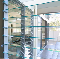 Système de persiennes intelligentes en verre vertical à balançoire en alliage d'aluminium moderne VOBO OptiVen, classé IP68 pour les salles de bain marines et les cuisines extérieures