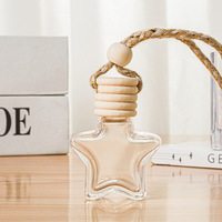 Offre Spéciale bouteille en verre suspendue de parfum de voiture de 8ml avec couvercle en bois transparent et joint de bouchon à vis en forme d'étoile élégante bouteille en verre vide