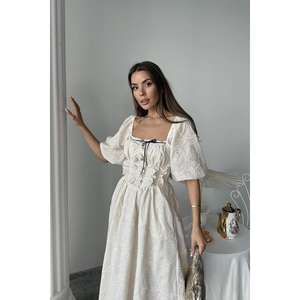 Elegante Vestido de Noche Beige Bordado de Organza sin Espalda, con Cintura Imperio y Corte en A, Hecho a Mano - Product Image 3