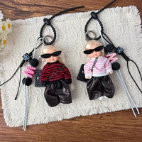 Porte-clés pendentif poupée mignonne JS avec lunettes de soleil tendance pour femme, porte-clés poupée doux et cool pour sac à main