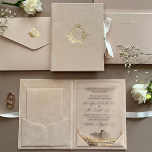 Invitación de Boda de Lujo, Estilo Vintage, Elegante, con Monograma Dorado en Relieve, Impresión Tipográfica, en Terciopelo - Product Image 1
