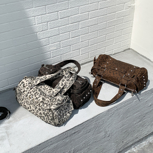 <span class=keywords><strong>Sac</strong></span> à bandoulière imprimé léopard sur mesure, nouvelle arrivée, sacs à bandoulière à rivets tendance pour femmes et hommes, sacs fourre-tout - Product Image 4