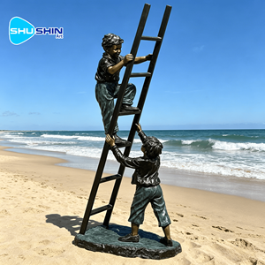 Scultura in bronzo personalizzata a grandezza naturale di ragazzi che salgono su una scala, per arte pubblica da esterno - Product Image 2