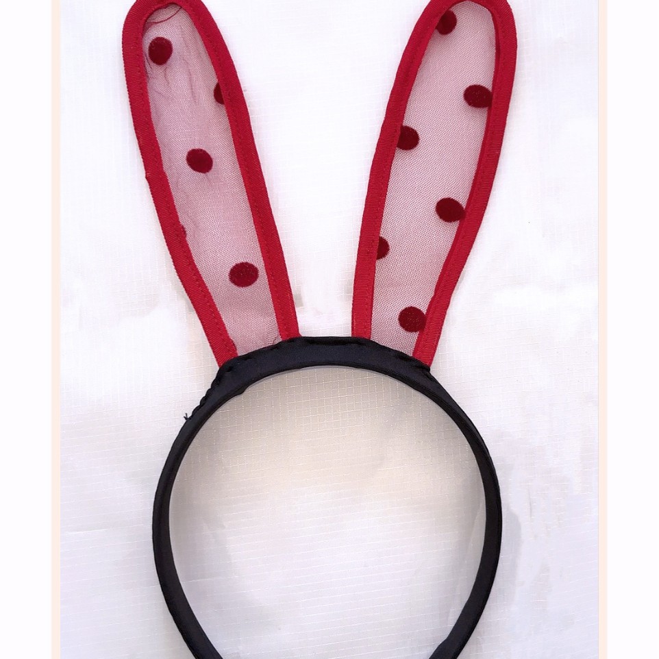 Oreilles de lapin à pois rouges