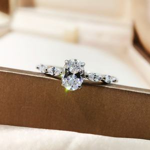 Anillo de Compromiso y Aniversario de Diseño Nuevo con Moissanita Ovalada de 1 Quilate y Oro de 18 Quilates con Anillo de Moissanita en Forma de Marquesa - Product Image 3