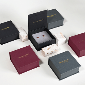 Boîtes à bijoux en carton écologiques personnalisées avec logo magnétique carré, doublure en éponge, certifiées RoHS, pour le rangement des boucles d'oreilles et des bagues, vente en gros - Product Image 1