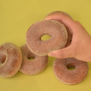 Donut de imitación clásico de chocolate al por mayor con azúcar glas para exhibición en tiendas, accesorios publicitarios DIY y para exhibición en mostradores - Product Image 3