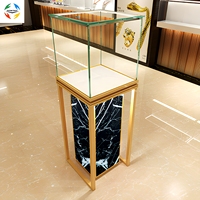 Vitrine de présentation portable robuste pour objets de collection, nouvelle conception, éclairage LED, pieds carrés dorés, base rouge, pour trophées