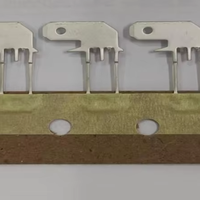Borne de connexion de type drapeau à trois broches avec languette adhésive 0,8x187