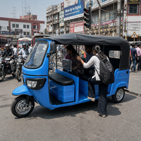 Rickshaw électrique 6 places, tuk-tuk tricycle avec toit pare-soleil pour service de taxi urbain, vente en gros directe d'usine