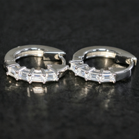 Boucles d'oreilles créoles Huggie en argent sterling 925 avec moissanite VVS taille baguette, fermeture à pression, style minimaliste, effet glacé, pour femme, vente en gros