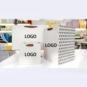 Sac en papier de luxe FSC avec poignées, logo imprimé estampé or, sacs cadeaux en papier blanc personnalisables pour promotions - Product Image 2