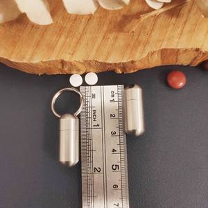 Usine créative 3d porte-clés en métal étui à pilules de voyage personnalisé porte-clés en gros en acier inoxydable mini boîte à pilules en métal porte-clés - Product Image 6