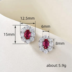 Orecchini a perno rossi E3037 da donna, classici a forma di fiore con montatura a griffe, diamante rotondo taglio brillante, pietra principale rossa, gioielli raffinati - Product Image 6