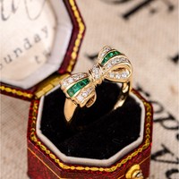 Bague Nœud Papillon Style Royal Européen en Or 18K Orné de Diamants avec Émeraude de Laboratoire Captivante Loi de l'Attraction