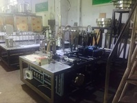 Petite machine de remplissage de cartons à toit en pente, manuelle, électrique, à haute productivité, pour l'alimentation et les produits chimiques, garantie 1 an