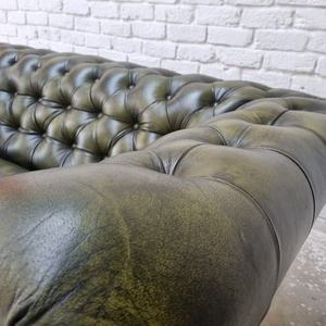 Sofá Chesterfield de Cuero Genuino de 3 Plazas con Espuma |   Sillón de Lujo Verde Tapizado para Sala de Estar, Estilo Moderno de Mediados de Siglo, Ideal para Villas, Apartamentos y Hoteles - Product Image 3