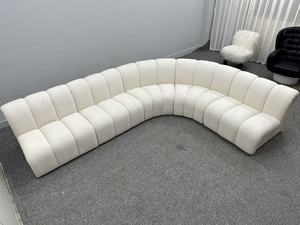 Sofá Modular Curvo Moderno Italiano Personalizado, Nuevo Diseño Extensible de Cuero con Función de Descanso para Sala de Estar, Villa o Parque - Product Image 3