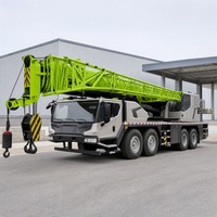 Grue mobile sur pneus de 80 tonnes d'occasion avec flèche télescopique à cinq sections pour levage de charges de construction