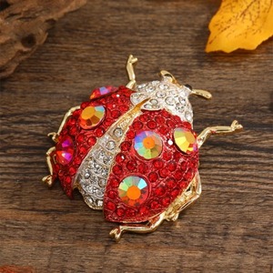 Nuevo Broche Universal de Aleación con Diseño Creativo de Mariquita de Siete Puntas con Incrustaciones de Diamantes, Pin a Juego para Ropa de Hombre y Mujer - Product Image 2