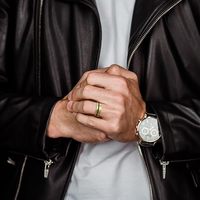 Bague en tungstène martelé avec incrustation d'opale 8 mm, finition PVD or 18 carats, style vintage, pour hommes et femmes, idéale comme alliance ou bague de promesse