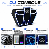 Design géométrique moderne : finition noire brillante avec panneaux LED triangulaires pour un look futuriste