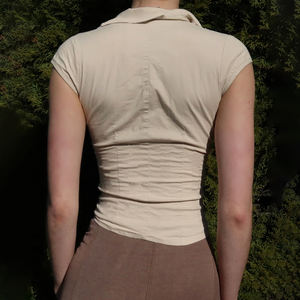 เสื้อยืดคอเต่าสีตัดกันสไตล์ Y2K ทรงเข้ารูป กระดุมหน้า แขนสั้น แต่งผ้าลูกไม้ - Product Image 6