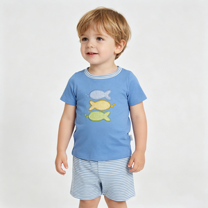 En stock: Conjunto de verano para niños pequeños con top de rayas y bordado de pez y pantalones cortos verdes. Ropa infantil al por mayor de fábrica para boutiques. - Product Image 5