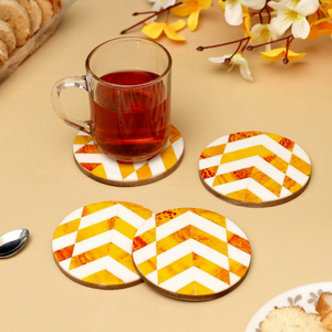Ensemble de sous-verres carrés en bois écologiques de luxe moderne, motif chevron jaune et blanc, résistants à la chaleur, pour café et repas - Product Image 1