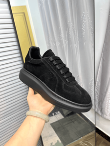 รองเท้าลำลองแบบสวมใส่สบายสำหรับผู้ชายและผู้หญิง รุ่น Alexander ปี 2026  วัสดุหนังกลับแบบเย็บต่อ  ทรงโอเวอร์ไซส์ พื้นหนา  รองเท้ากีฬาแบบผูกเชือก  Mc.Queen - Product Image 1